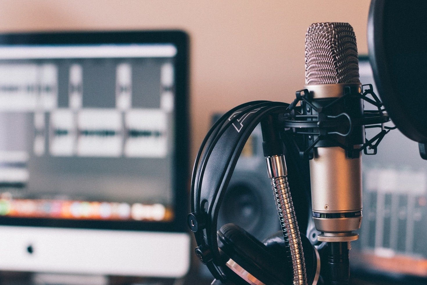 Top 10 Podcasts You Can’t Miss This Year